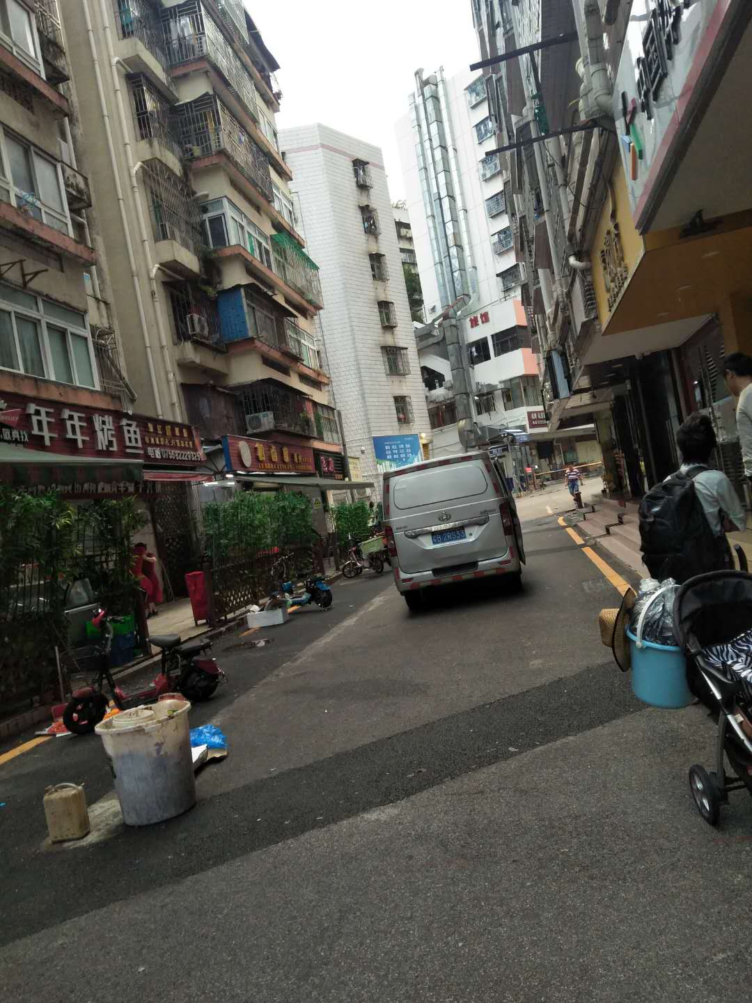 【随手拍】罗湖区向西村.向群楼21号楼消防通道乱停车.