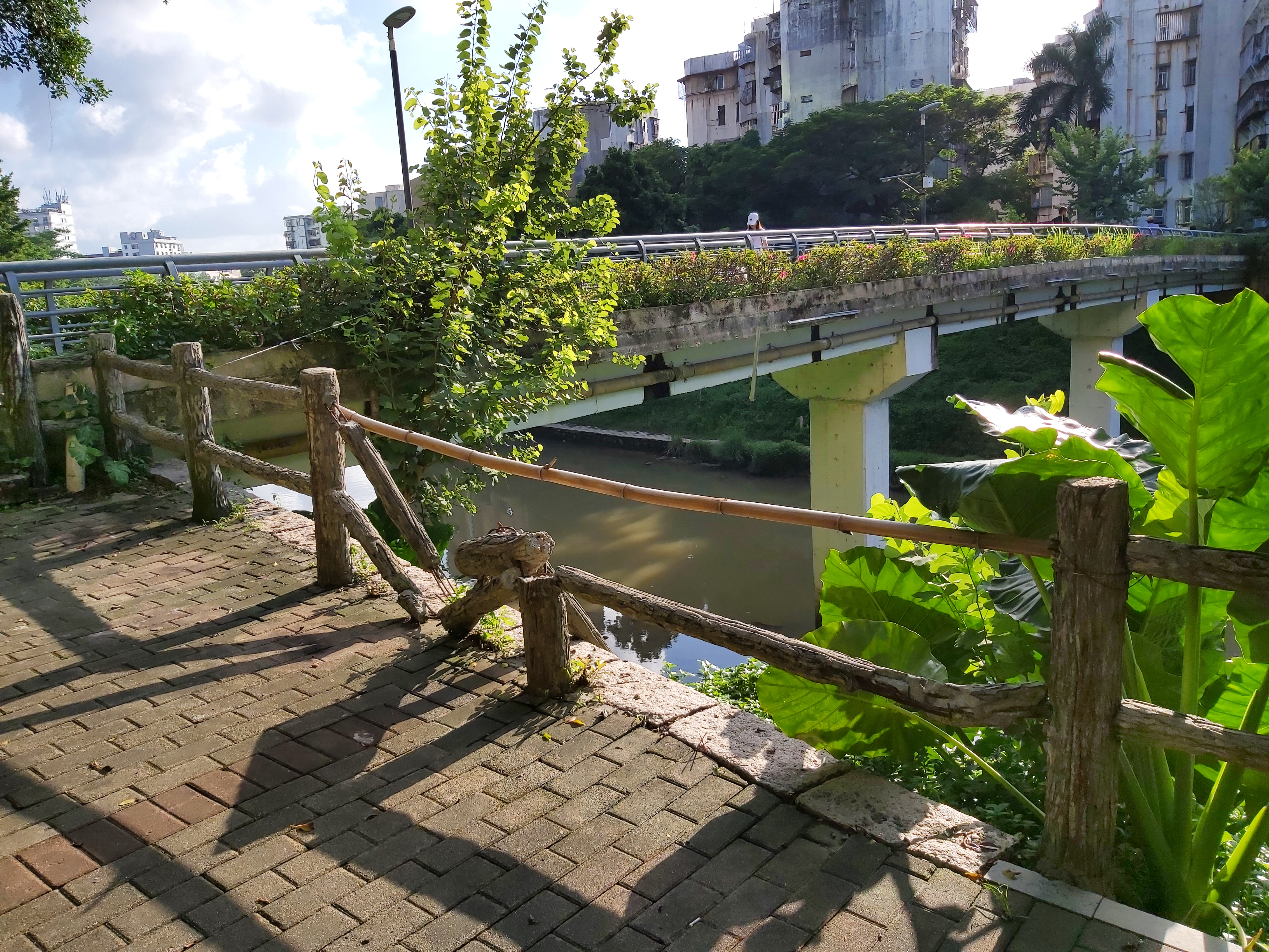 随手拍罗芳路罗芳苑后方沙湾桥旁围挡设施破损严重居然用竹竿补救建