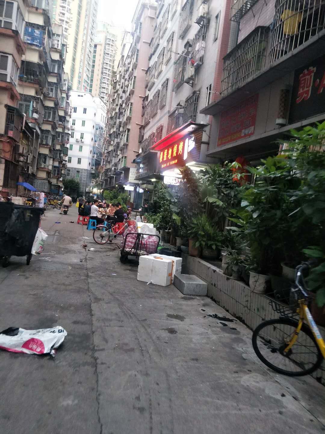 【随手拍】罗湖区向西村,10号楼商家占道经营.