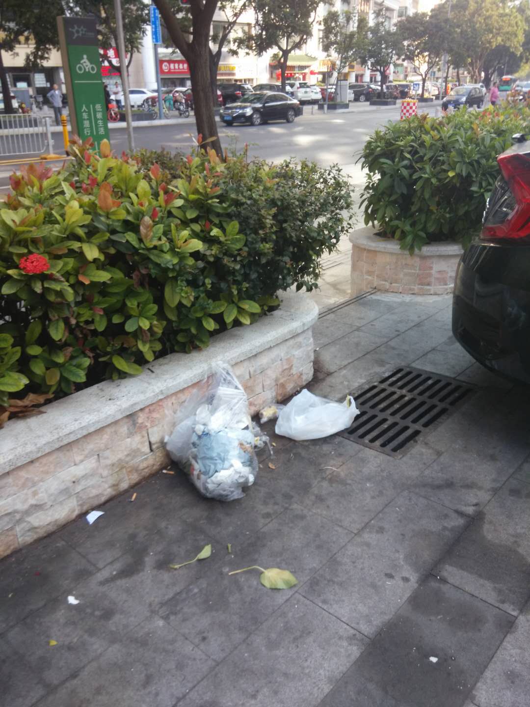 【随手拍】深圳市公路局大院附近人行道花圃边有许多市民乱丢的垃圾.